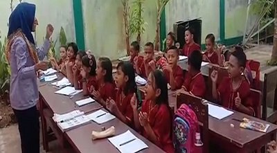 Siswa SDN 12 Kota Tual Belajar di Luar Ruangan Pasca Gempa 7,5 1 Siswa