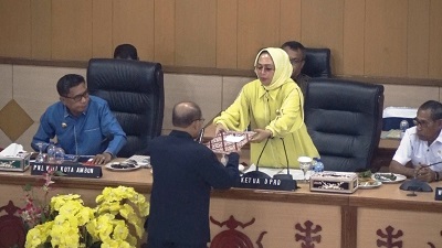 Mayoritas Fraksi di DPRD Ambon Setuju Empat Perda 1 Mayoritas Fraksi di DPRD Ambon Setuju Empat Perda