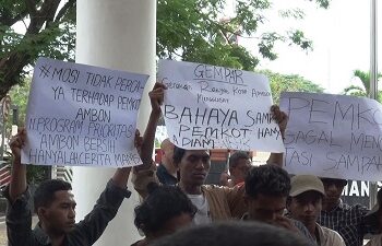 GRM dan Granat Bergilir Gelar Demo di Balai Kota Ambon