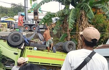 Alami Patah As Roda, Mobil Truk Bermuatan Batako Terbalik di Batu Koneng