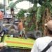 Alami Patah As Roda, Mobil Truk Bermuatan Batako Terbalik di Batu Koneng 8 Alami Patah As Roda, Mobil Truk Bermuatan Batako Terbalik di Batu Koneng