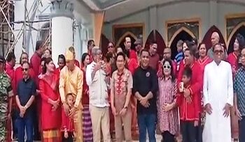 Kebersamaan Warnai Pemasangan Atap Gereja St Maria Hati Tak Bernoda Langgur
