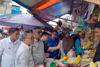 Mendag Kunjungi Pasar Mardika Pantau Harga Bahan Pokok e1687071531358