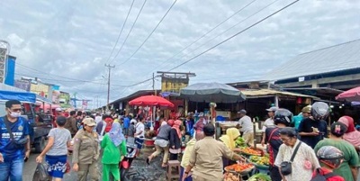PKL Berjualan Di Badan Jalan Ditertibkan Satpol PP Kota Ambon 1 PKL