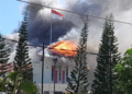 Api membakar Kantor Bupati Pohuwato saat demonstrasi penambang di Kabupaten Pohuwato, Gorontalo, Kamis (21/9/2023)