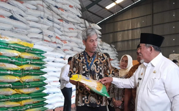 Kepala Bulog Ternate, Zadrach Evert Pattiwael saat bersama Gubernur Malut, Abdul Gani Kasuba, Jumat (15/9/2023).
