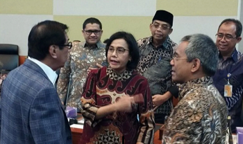 Menteri Keuangan Sri Mulyani Indrawati (tengah) berbincang dengan Menteri Hukum dan HAM Yasonna Laoly (kiri) dan Wakil Menteri Keuangan Suahasil Nazara menjelang Rapat Kerja dengan Badan Anggaran (Banggar) DPR RI di Jakarta, Kamis(7/9/2023).