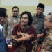 Menteri Keuangan Sri Mulyani Indrawati (tengah) berbincang dengan Menteri Hukum dan HAM Yasonna Laoly (kiri) dan Wakil Menteri Keuangan Suahasil Nazara menjelang Rapat Kerja dengan Badan Anggaran (Banggar) DPR RI di Jakarta, Kamis(7/9/2023).