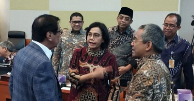 Menteri Keuangan Sri Mulyani Indrawati (tengah) berbincang dengan Menteri Hukum dan HAM Yasonna Laoly (kiri) dan Wakil Menteri Keuangan Suahasil Nazara menjelang Rapat Kerja dengan Badan Anggaran (Banggar) DPR RI di Jakarta, Kamis(7/9/2023).