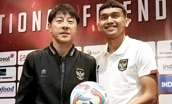 Pelatih Timnas Indonesia Shin Tae-yong (kiri) bersama pemain Dendy Sulistyawan (kanan) foto bersama usai konferensi pers di Hotel Vasa Surabaya, Kamis (7/9/2023).