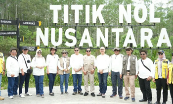 Tim dari Setjen DPR RI foto bersama OIKN di Titik Nol Nusantara