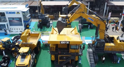 Sejumlah alat-alat berat pertambangan produksi Xuzhou Construction Machinery Group (XCMG) yang dipamerkan dalam Mining & Construction Indonesia Expo 2023 di Jakarta pada 13-16 September 2023.