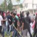 Polisi Terlibat Bentrok Dengan Massa Di Depan Polres Maluku Tengah 8 Bentrok Massa