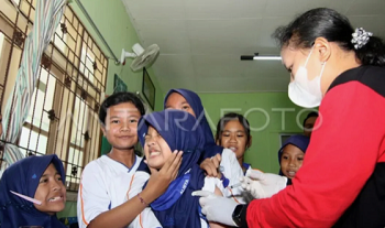 Petugas medis menyuntikkan vaksin Human Papillomavirus (HPV) kepada siswa di SDN