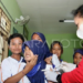 Kemenkes Menegaskan Vaksin HPV Tidak Menyebabkan Mandul 8 Petugas medis menyuntikkan vaksin Human Papillomavirus (HPV) kepada siswa di SDN