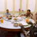 Jokowi Ajak Tiga Bakal Capres Makan Siang Bersama di Istana Merdeka 8 Presiden Joko Widodo makan siang bersama tiga calon presiden yang akan berpartisipasi pada pemilihan presiden 2024, yaitu Prabowo Subianto, Ganjar Pranowo, dan Anies Baswedan di Istana Merdeka, Jakarta