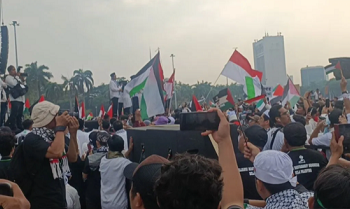 Suasana di kawasan Monas saat "Aksi Akbar Aliansi Rakyat Indonesia Bela Palestina" pada Minggu
