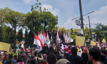Aksi Massa di area depan Gedung KPU jelang penetapan capres-cawapres pada Senin