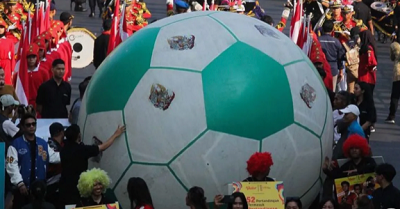 Jadwal Lengkap dan Venue Piala Dunia U-17 2023 di Indonesia 1 Sejumlah petugas menggelindingkan bola besar saat Trophy Experience FIFA U-17 World Cup di Surabaya