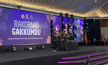 Kapolri Jenderal Pol Listyo Sigit Prabowo dan Panglima TNI Jenderal TNI Agus Subiyanto menandatangani Deklarasi Komitmen Netralitas TNI-Polri dalam Pemilu 2024 di Jakarta, Senin