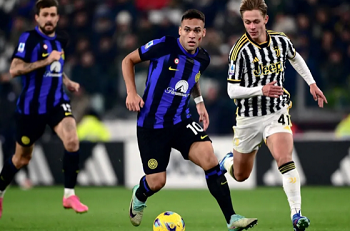 Penyerang Inter Milan Lautaro Martinez (tengah) dan gelandang Juventus Hans Nicolussi Caviglia (kanan)