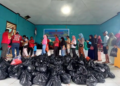 Masyarakat saat menyerbu pasar murah yang digelar Dinas Ketahanan Pangan Kabupaten Sorong