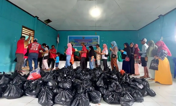 Masyarakat saat menyerbu pasar murah yang digelar Dinas Ketahanan Pangan Kabupaten Sorong