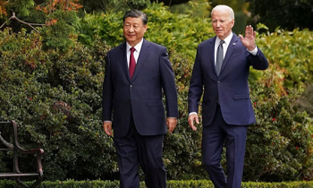Presiden AS Joe Biden berjalan bersama Presiden China Xi Jinping di sela-sela KTT APEC