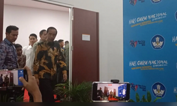 Presiden Joko Widodo saat akan memberikan keterangan kepada wartawan, di Indonesia Arena, Jakarta, Sabtu (25/11/2023)