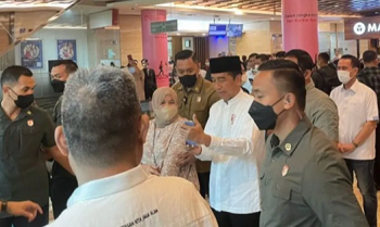 Presiden Joko Widodo menjenguk dan mendoakan Doni Monardo