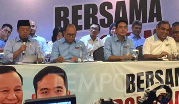 Tim Kampanye Nasional Koalisi Indonesia Maju berfoto bersama selepas acara deklarasi di Jakarta