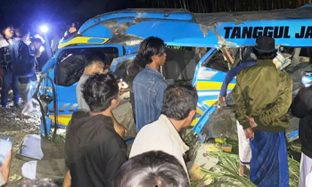 Sebuah minibus elf tertabrak KA Probowangi di Lumajang