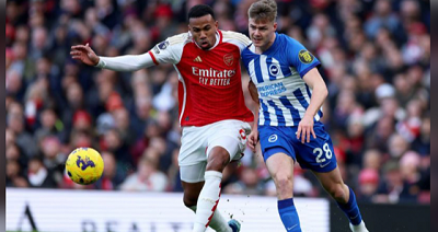 Arsenal Menempati Puncak Klasemen Setelah Menang 2-0 Atas Brighton 1 Duel antara bek Arsenal, Gabriel Magalhaes dan penyerang Brighton, Evan Ferguson
