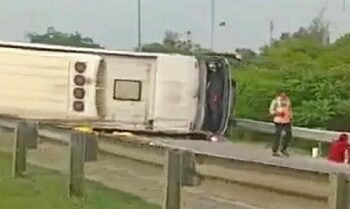 Kecelakaan bus Handoyo di exit tol Cikopo