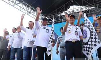 Kepala Badan Kebijakan Transportasi (BKT) Kemenhub Robby Kurniawan saat melepas bus mudik gratis di Terminal Pulogeban