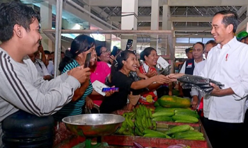 Presiden Joko Widodo menyapa masyarakat dan pedagang di Pasar Melonguane, Kabupaten Kepulauan Talaud