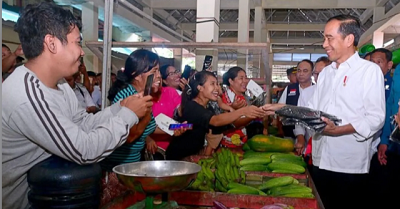 Presiden Jokowi Perpanjang Bantuan Beras CBP Hingga 3 Bulan ke Depan 1 Presiden Joko Widodo menyapa masyarakat dan pedagang di Pasar Melonguane, Kabupaten Kepulauan Talaud