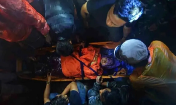 Tim SAR mengevakuasi korban erupsi Gunung Marapi