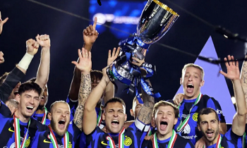 Kapten Inter Milan Lautaro Martinez mengangkat trofi Piala Super Italia setelah menang 1-0 atas Napoli