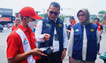 Kepala BPH Migas Erika Retnowati (kanan) dan Anggota Komite BPH Migas Iwan Prasetya Adhi (tengah)