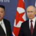 Presiden Rusia Vladimir Putin (kanan) berjabat tangan dengan pemimpin Korea Utara Kim Jong Un