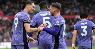 Liverpool Kokoh di Puncak Klasemen dengan Kemenangan Telak 4-1 atas Brentford 1 Alexis Mac Allister (kedua kanan) merayakan gol Darwin Nunez pada pertandingan Liga Inggris