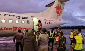Danlanud Yohanis Kapiyau Timika Letkol Pnb Kamto Adi Saputra mengecek kondisi Pesawat Wings Air