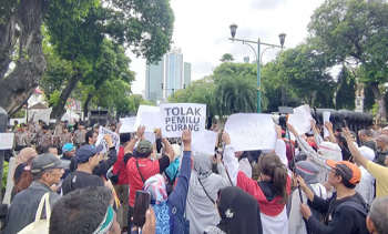 Arsip Foto Demo