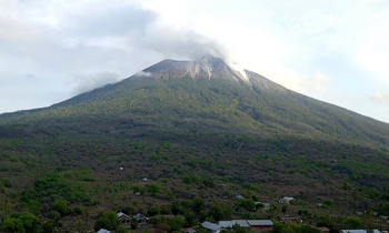 Gunung api Ili Lewotolok mengeluarkan material vulkanik di Kecamatan Ile Ape, Kabupaten Lembata, NTT