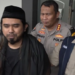 Polisi membawa Gus Samsudin untuk diperiksa di Polda Jatim