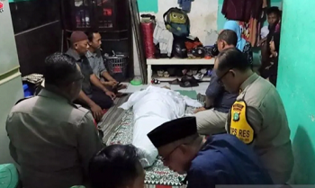 Kapolres Metro Jakarta Utara Kombes Pol Gidion Arif Setyawan melayat ke rumah duka Ketua KPPS Nomor 70 Kelurahan Rawabadak Utara