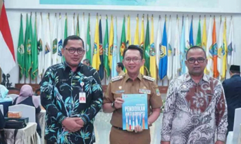 Penjabat Bupati Bekasi Dani Ramdan (tengah) saat menghadiri Rakornas Implementasi Pendidikan Antikorupsi di lingkungan pemerintah daerah bersama Kementerian Dalam Negeri dan KPK