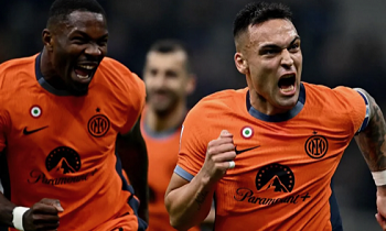 Penyerang Inter Milan Lautaro Martinez (kanan) dan Marcus Thuram