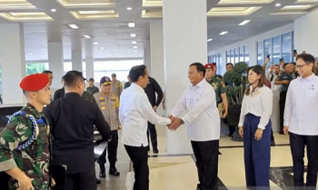 Menteri Pertahanan Prabowo Subianto menyambut kedatangan Presiden Joko Widodo menjelang peresmian Rumah Sakit Pusat Pertahanan Negara (RSPPN)